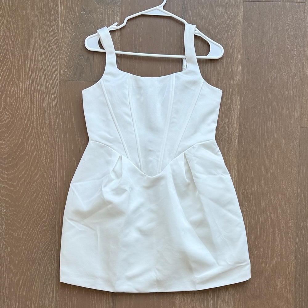 Elegant White Sleeveless Dress